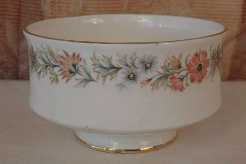 AN AWESOME PARAGON OF ENGLAND PORCELAIN MILK JUG & SUGAR BOWL SET IN THE STUNNING "BELINDA" PATTERN