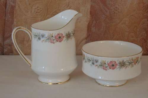 AN AWESOME PARAGON OF ENGLAND PORCELAIN MILK JUG & SUGAR BOWL SET IN THE STUNNING "BELINDA" PATTERN