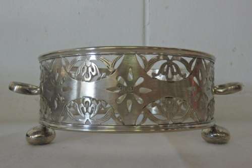 A STUNNING VINTAGE EPNS SILVER PLATED SERVING DISH HOLDER. BEAUTIFUL ON YOUR DINING TABLE!!!