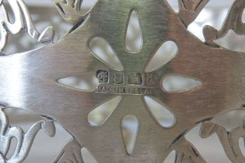 A STUNNING VINTAGE EPNS SILVER PLATED SERVING DISH HOLDER. BEAUTIFUL ON YOUR DINING TABLE!!!