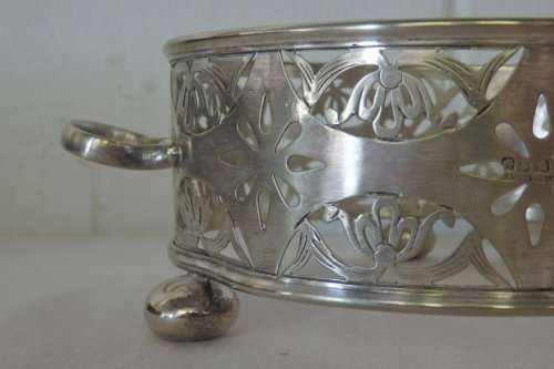 A STUNNING VINTAGE EPNS SILVER PLATED SERVING DISH HOLDER. BEAUTIFUL ON YOUR DINING TABLE!!!