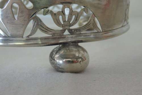A STUNNING VINTAGE EPNS SILVER PLATED SERVING DISH HOLDER. BEAUTIFUL ON YOUR DINING TABLE!!!