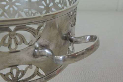 A STUNNING VINTAGE EPNS SILVER PLATED SERVING DISH HOLDER. BEAUTIFUL ON YOUR DINING TABLE!!!