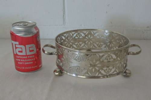 A STUNNING VINTAGE EPNS SILVER PLATED SERVING DISH HOLDER. BEAUTIFUL ON YOUR DINING TABLE!!!