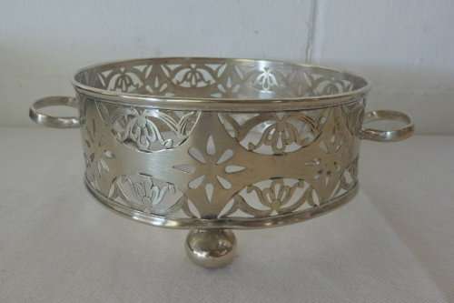 A STUNNING VINTAGE EPNS SILVER PLATED SERVING DISH HOLDER. BEAUTIFUL ON YOUR DINING TABLE!!!