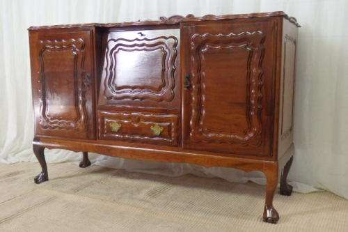 A BEAUTIFUL ANTIQUE SOLID STINKWOOD BALL & CLAW DRINKS CABINET/ BUFFET SERVER IN AMAZING CONDITION
