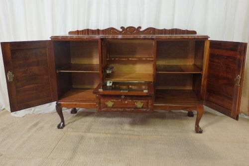 A BEAUTIFUL ANTIQUE SOLID STINKWOOD BALL & CLAW DRINKS CABINET/ BUFFET SERVER IN AMAZING CONDITION