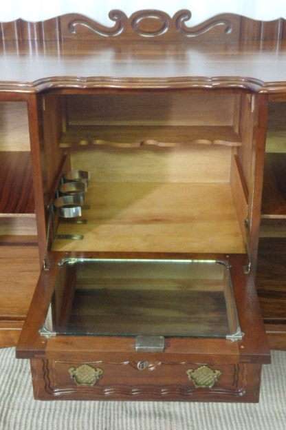 A BEAUTIFUL ANTIQUE SOLID STINKWOOD BALL & CLAW DRINKS CABINET/ BUFFET SERVER IN AMAZING CONDITION