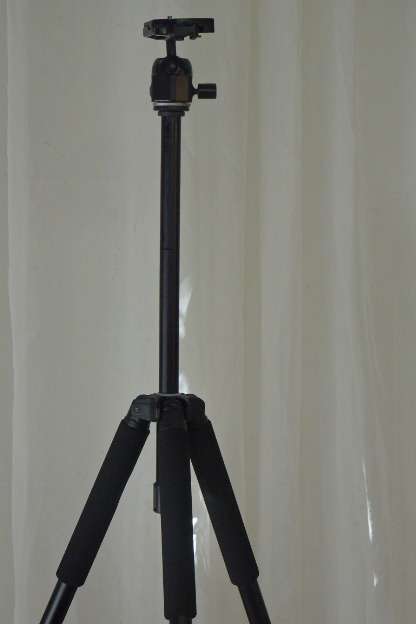A FANTASTIC CANON CAMERA TRIPOD WITH 3-LEVEL HEIGHT ADJUSTMENT, CAMERA TILT & CAMERA QUICK RELEASE