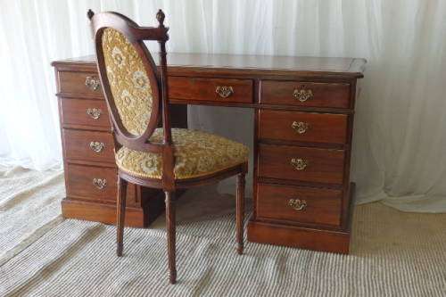 A SPECTACULAR ANTIQUE (c1940's) SOLID MAHOGANY 9-DRAWER KNEE HOLE /VANITY DESK w ACRYLIC LEATHER TOP
