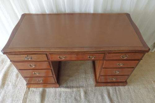 A SPECTACULAR ANTIQUE (c1940's) SOLID MAHOGANY 9-DRAWER KNEE HOLE /VANITY DESK w ACRYLIC LEATHER TOP