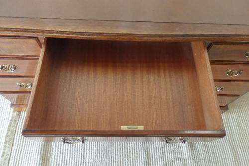 A SPECTACULAR ANTIQUE (c1940's) SOLID MAHOGANY 9-DRAWER KNEE HOLE /VANITY DESK w ACRYLIC LEATHER TOP