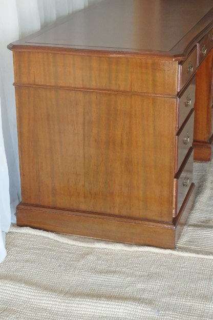 A SPECTACULAR ANTIQUE (c1940's) SOLID MAHOGANY 9-DRAWER KNEE HOLE /VANITY DESK w ACRYLIC LEATHER TOP