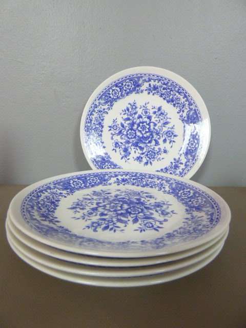 5 BEAUTIFUL CONSTANTIA FINE CHINA BLUE AND WHITE PORCELAIN DINNER PLATES!