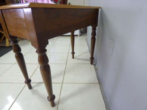 A GORGEOUS YELLOW WOOD & IMBUIA DRESSER WITH 2 DRAWS AND LOADS OF CHARM. VERY PRETTY TURNED LEGS!!