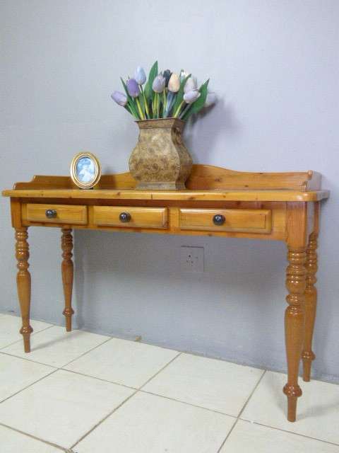 A GORGEOUS VINTAGE SOLID OREGON SIDE SERVER WITH 3 DRAWERS. BEAUTIFUL!!!