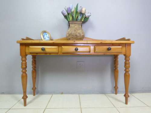 A GORGEOUS VINTAGE SOLID OREGON SIDE SERVER WITH 3 DRAWERS. BEAUTIFUL!!!