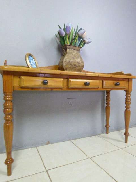 A GORGEOUS VINTAGE SOLID OREGON SIDE SERVER WITH 3 DRAWERS. BEAUTIFUL!!!
