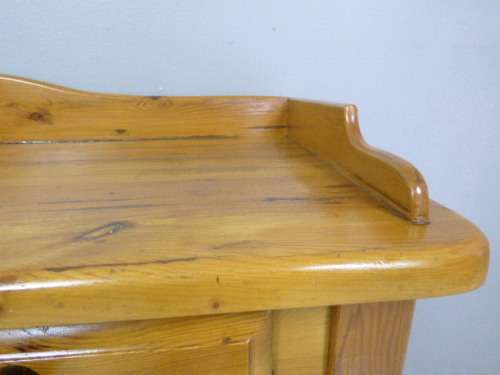 A GORGEOUS VINTAGE SOLID OREGON SIDE SERVER WITH 3 DRAWERS. BEAUTIFUL!!!