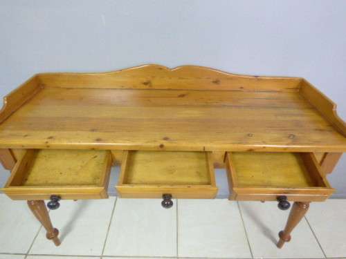 A GORGEOUS VINTAGE SOLID OREGON SIDE SERVER WITH 3 DRAWERS. BEAUTIFUL!!!