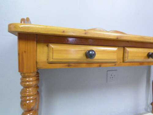 A GORGEOUS VINTAGE SOLID OREGON SIDE SERVER WITH 3 DRAWERS. BEAUTIFUL!!!