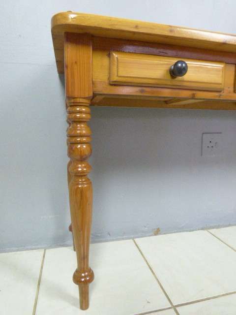 A GORGEOUS VINTAGE SOLID OREGON SIDE SERVER WITH 3 DRAWERS. BEAUTIFUL!!!