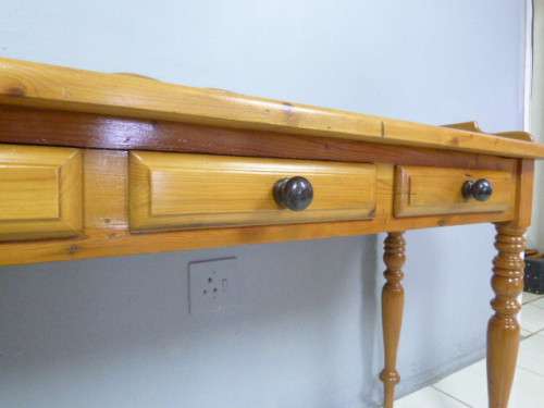 A GORGEOUS VINTAGE SOLID OREGON SIDE SERVER WITH 3 DRAWERS. BEAUTIFUL!!!
