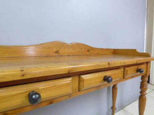 A GORGEOUS VINTAGE SOLID OREGON SIDE SERVER WITH 3 DRAWERS. BEAUTIFUL!!!