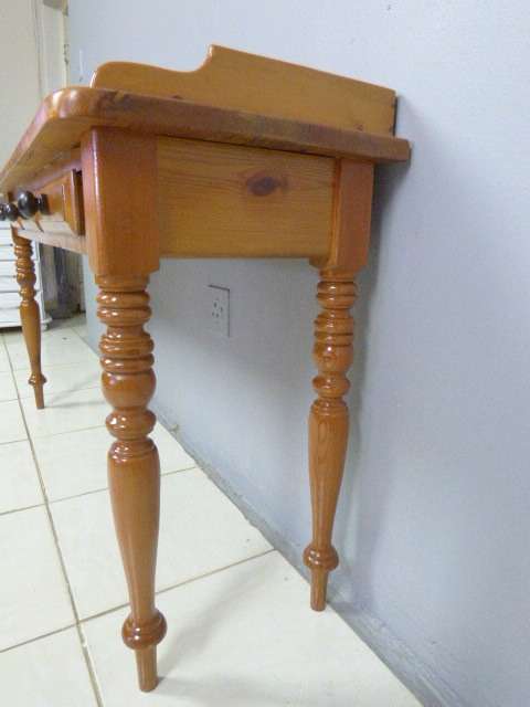 A GORGEOUS VINTAGE SOLID OREGON SIDE SERVER WITH 3 DRAWERS. BEAUTIFUL!!!