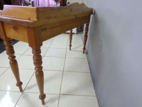 A GORGEOUS VINTAGE SOLID OREGON SIDE SERVER WITH 3 DRAWERS. BEAUTIFUL!!!