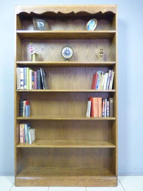 AN STUNNING  SOLID OAK BOOKSHELF IN FANTASTIC CONDITION; PERFECT TO DISPLAY BOOKS & COLLECTIBLES!!!