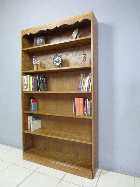 AN STUNNING  SOLID OAK BOOKSHELF IN FANTASTIC CONDITION; PERFECT TO DISPLAY BOOKS & COLLECTIBLES!!!