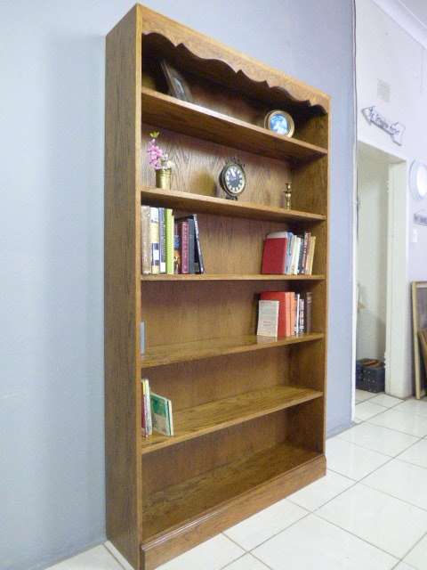 AN STUNNING  SOLID OAK BOOKSHELF IN FANTASTIC CONDITION; PERFECT TO DISPLAY BOOKS & COLLECTIBLES!!!