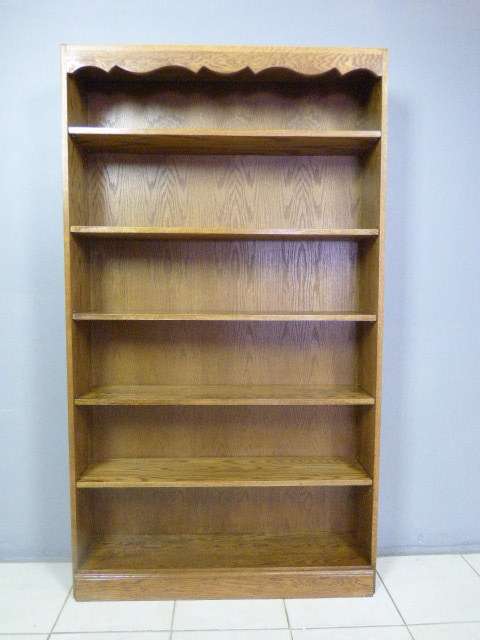 AN STUNNING  SOLID OAK BOOKSHELF IN FANTASTIC CONDITION; PERFECT TO DISPLAY BOOKS & COLLECTIBLES!!!