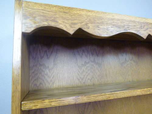 AN STUNNING  SOLID OAK BOOKSHELF IN FANTASTIC CONDITION; PERFECT TO DISPLAY BOOKS & COLLECTIBLES!!!