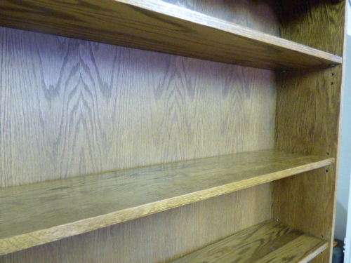 AN STUNNING  SOLID OAK BOOKSHELF IN FANTASTIC CONDITION; PERFECT TO DISPLAY BOOKS & COLLECTIBLES!!!