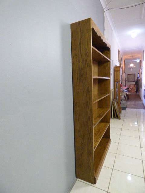 AN STUNNING  SOLID OAK BOOKSHELF IN FANTASTIC CONDITION; PERFECT TO DISPLAY BOOKS & COLLECTIBLES!!!