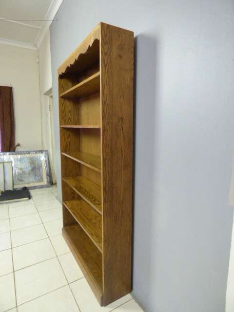 AN STUNNING  SOLID OAK BOOKSHELF IN FANTASTIC CONDITION; PERFECT TO DISPLAY BOOKS & COLLECTIBLES!!!