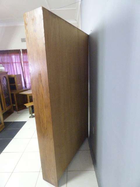 AN STUNNING  SOLID OAK BOOKSHELF IN FANTASTIC CONDITION; PERFECT TO DISPLAY BOOKS & COLLECTIBLES!!!