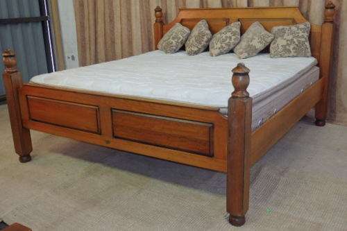 A FANTASTIC AND BEAUTIFULLY MADE "GRANDIS FURNITURE" SOLID SATINWOOD KING SIZE MISSION BED