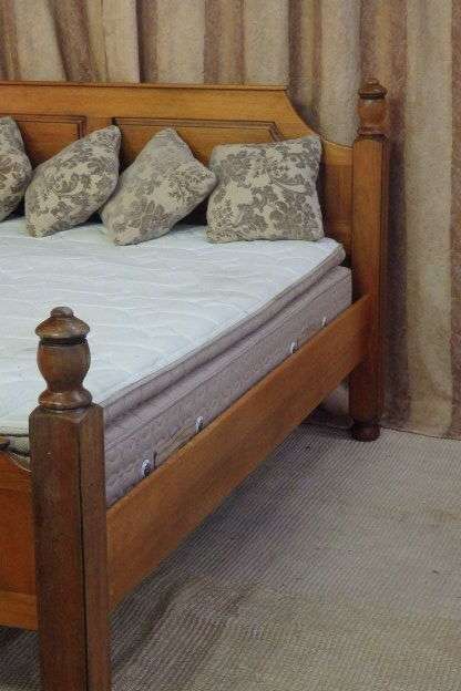 A FANTASTIC AND BEAUTIFULLY MADE "GRANDIS FURNITURE" SOLID SATINWOOD KING SIZE MISSION BED