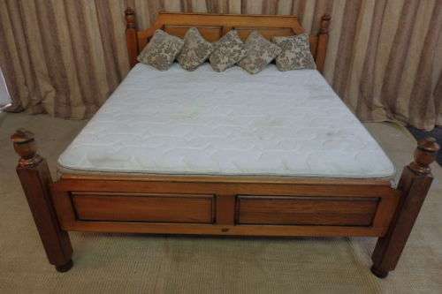 A FANTASTIC AND BEAUTIFULLY MADE "GRANDIS FURNITURE" SOLID SATINWOOD KING SIZE MISSION BED