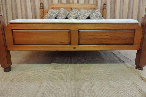 A FANTASTIC AND BEAUTIFULLY MADE "GRANDIS FURNITURE" SOLID SATINWOOD KING SIZE MISSION BED