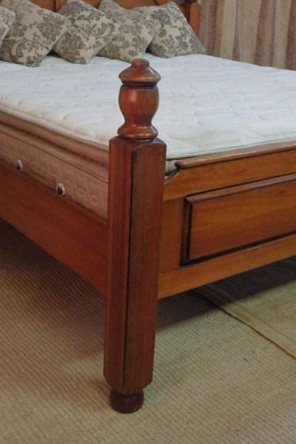 A FANTASTIC AND BEAUTIFULLY MADE "GRANDIS FURNITURE" SOLID SATINWOOD KING SIZE MISSION BED
