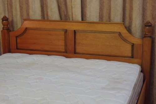 A FANTASTIC AND BEAUTIFULLY MADE "GRANDIS FURNITURE" SOLID SATINWOOD KING SIZE MISSION BED