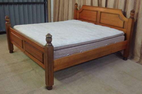 A FANTASTIC AND BEAUTIFULLY MADE "GRANDIS FURNITURE" SOLID SATINWOOD KING SIZE MISSION BED