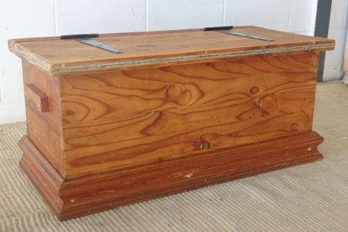 A SUPERB ANTIQUE OREGON PINE STORAGE/ TOY/ TOOL / ARTS & CRAFT BOX WITH A HINGED LID & CARRY HANDLES