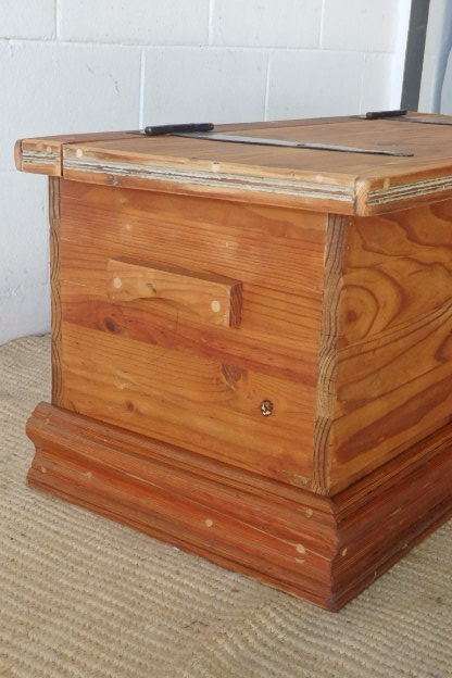A SUPERB ANTIQUE OREGON PINE STORAGE/ TOY/ TOOL / ARTS & CRAFT BOX WITH A HINGED LID & CARRY HANDLES