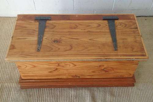 A SUPERB ANTIQUE OREGON PINE STORAGE/ TOY/ TOOL / ARTS & CRAFT BOX WITH A HINGED LID & CARRY HANDLES