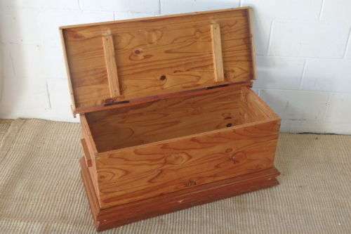 A SUPERB ANTIQUE OREGON PINE STORAGE/ TOY/ TOOL / ARTS & CRAFT BOX WITH A HINGED LID & CARRY HANDLES